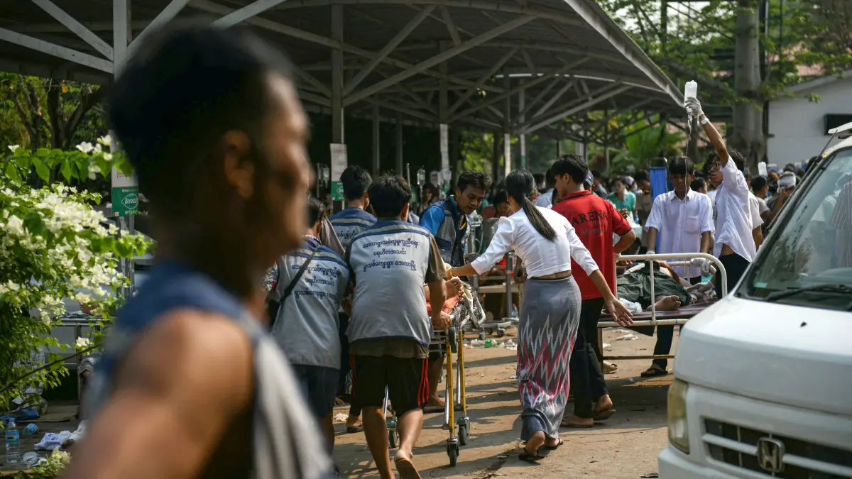 Medical workers transport an earthquake casualty in the compound of a hospital in Naypyidaw on March 28, 2025, after an earthquake in central Myanmar. A powerful earthquake rocked central Myanmar on March 28, buckling roads in capital Naypyidaw, damaging buildings and forcing people to flee into the streets in neighbouring Thailand. (Photo by Sai Aung MAIN / AFP)