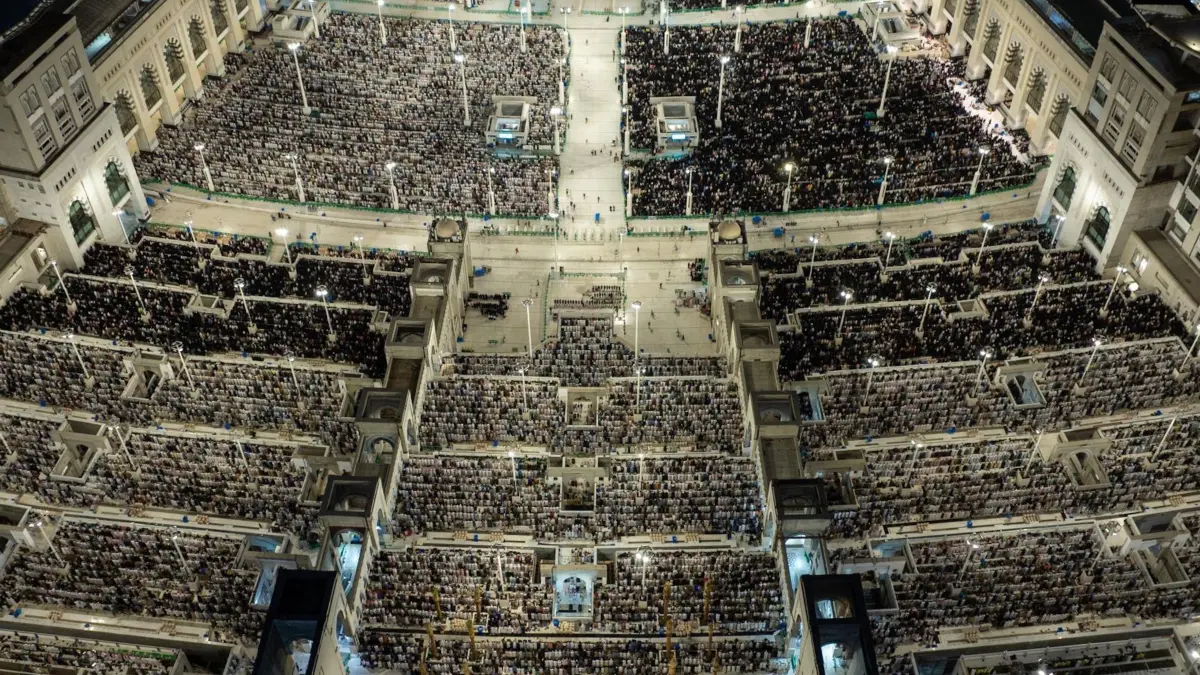 Ramadan in Saudi-Arabien: 28.03.2025, Saudi-Arabien, Mekka: Muslime beten um die Kaaba in der Großen Moschee in der heiligen Stadt Mekka in der Laylat al-Qadr oder Nacht der Bestimmung, einer der heiligsten Nächte während des heiligen Fastenmonats Ramadan. Foto: -/Saudi Press Agency/dpa +++ dpa-Bildfunk +++