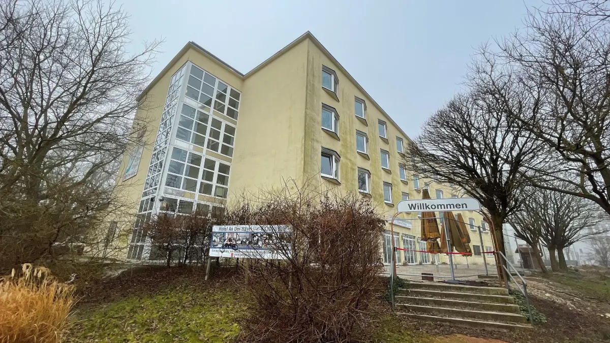 Hotel an der Havel in Oranienburg, an den Landkreis verkauft, Solwo baut zum Verwaltungsbau um, Arbeiten Anfang 2025 stocken etwas, weil Kampfmittelfreigabe aussteht