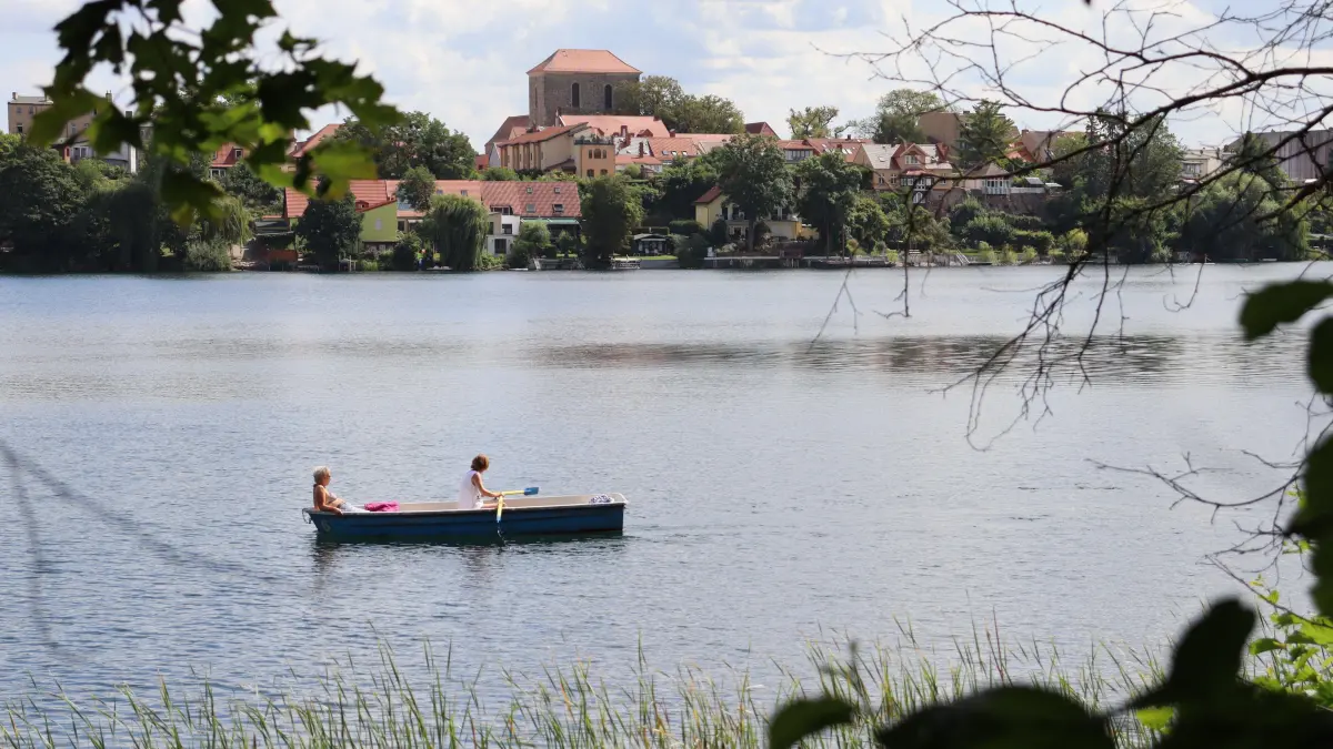 Ruderer: Ruderer auf dem Straussee - Blick von Jenseits des Sees in Richtung Altstadt-Panorama.