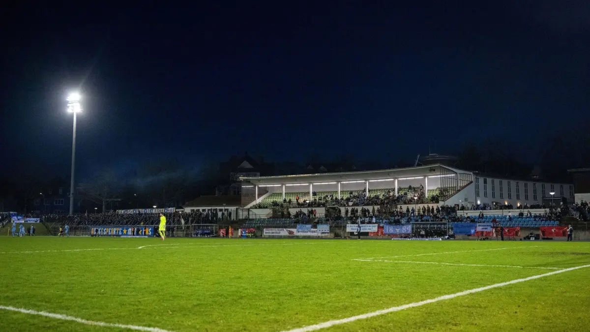 RLNO Viktoria 89 - Jena 2024/25: Fußball, Herren, Saison 2024/2025, Regionalliga Nordost (27. Spieltag), FC Viktoria 1889 Berlin - FC Carl Zeiss Jena (4:2), Blick auf die Haupttribüne, 28.03. 2025, Foto: Matthias Koch
