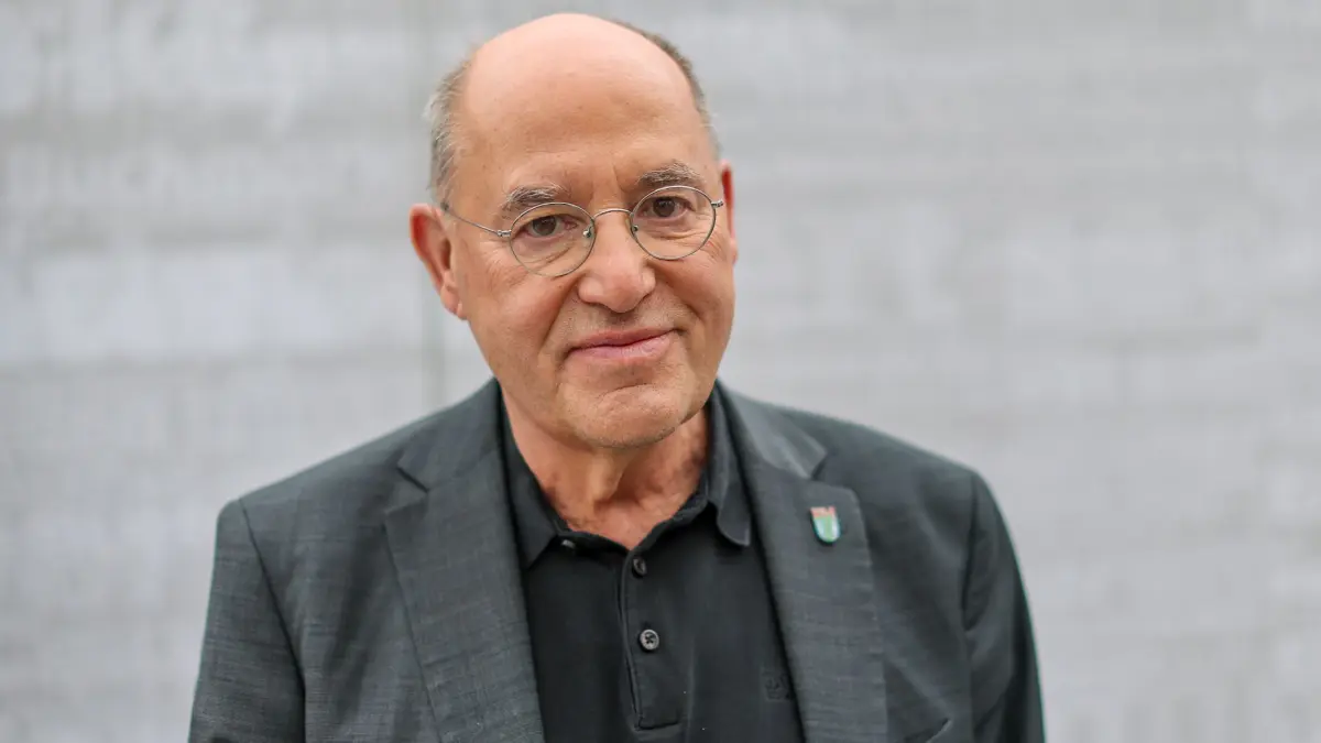 Leipziger Buchmesse 2025: 29.03.2025, Sachsen, Leipzig: Gregor Gysi (Die Linke), Alterspräsident des Deutschen Bundestages, ist Gast auf der Buchmesse. Noch bis Sonntag (30.03.) präsentieren 2.040 Aussteller aus 45 Ländern die Neuheiten dieses Bücherfrühlings. Gastland ist in diesem Jahr Norwegen. Foto: Jan Woitas/dpa +++ dpa-Bildfunk +++