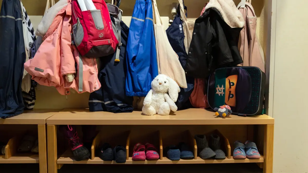 Kindertagesstätte: ARCHIV - 26.01.2022, Nordrhein-Westfalen, Bielefeld: In der Garderobe in einer Kindertagesstätte (Kita) hängen Kinderjacken. (zu dpa: «Linke: frühkindliche Sprachförderung auch 2025») Foto: Friso Gentsch/dpa +++ dpa-Bildfunk +++