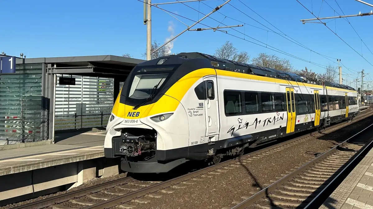 Tesla-Shuttle "Gigatrain" am Bahnhof Erkner auf dem Weg zur Gigafactory Grünheide. (Werksshuttle)