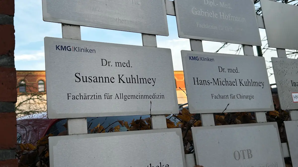 Seit Ende Januar 2025 sind die Allgemeinärztin Susanne Kuhlmey und der Chirurg Hans-Michael Kuhlmey raus aus ihren Neuruppiner Praxen. Die KMG-Gruppe sucht händeringend Nachfolger werden.