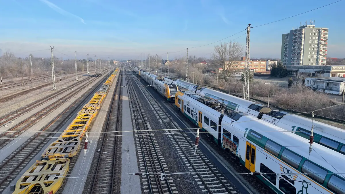 Kurz hinter dem Bahnhof Eisenhüttenstadt verlaufen eine Vielzahl von Gleisen. Dort wird gebaut. Was ist geplant?