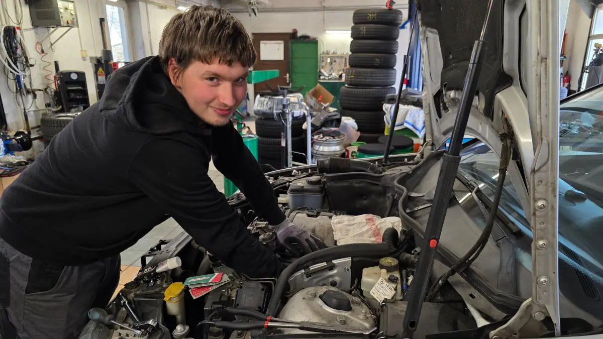 Vom Hobby zum Beruf: Als qualifizierter Werkstatthelfer fand Viktor Dulson über die Unterstützte Beschäftigung seinen Weg zum Arbeitsplatz bei GA Motorsportcenter Eisenhüttenstadt.