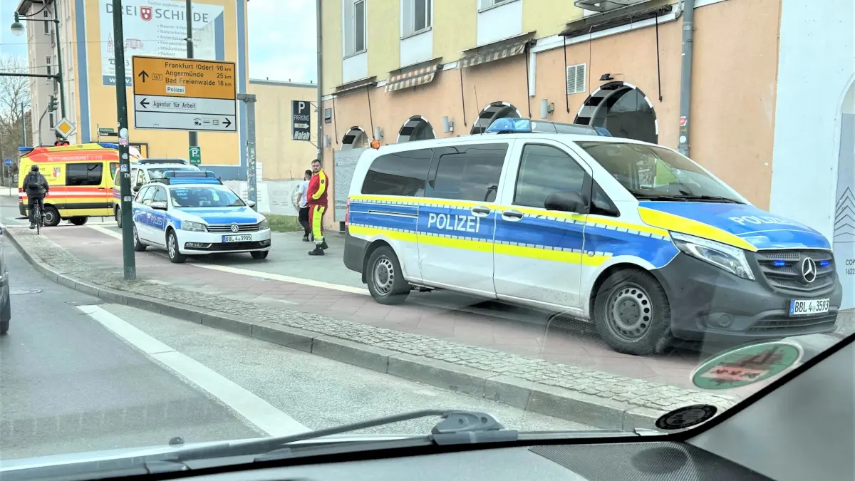 Einsatz am Bahnhofsring: In der Stadtmitte von Eberswalde sind Polizei und Rettungsdienst aktuell damit beschäftigt, die Folgen einer Schlägerei aufzuarbeiten, an der mehrere Personen beteiligt gewesen sein sollen.