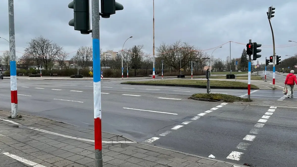 Politisches Statement oder Schmiererei? In Eisenhüttenstadt wurden an einer Kreuzung fast 20 Laternen- und Ampelmasten bemalt.