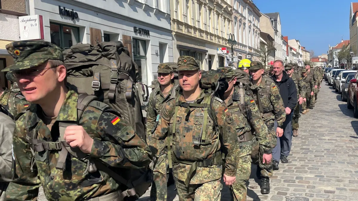 Uniformierte marschieren durch die Große Straße in Strausberg. Der Grund dafür blieb vielen verborgen.