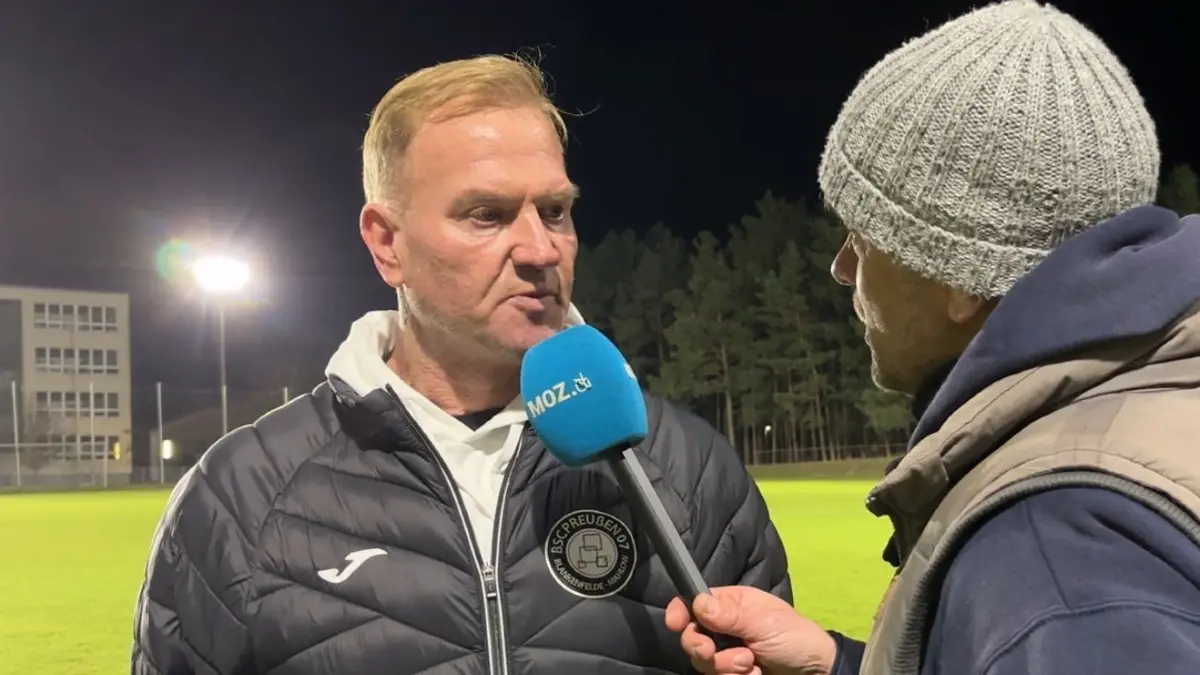 Dreier im Nachholspiel: Dem BSC Preußen gelang am Dienstagabend ein Sieg in der Brandenburgliga bei TuS Sachsenhausen. Trainer Mirko Schult und Uwe Bialon (vorm Mikro) hatten ihre Mannschaft glänzend vorbereitet.