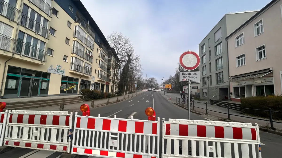 Die Flakenfließbrücke wird neben der Friedrichstraße in Erkner ebenfalls saniert. Für die ansässigen Geschäfte beginnt die Straßenabsperrung aktuell etwas zu früh. Sie fürchten teils um ihre Existenz.