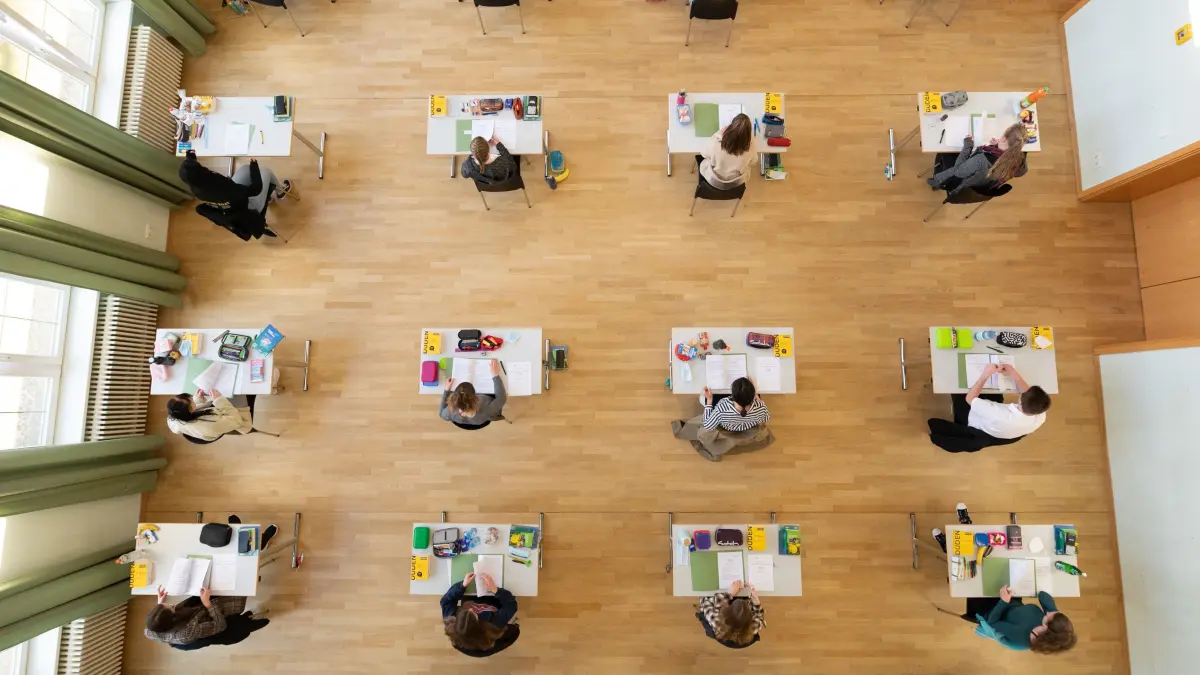 Schüler sitzen während der Abiturprüfung im Fach Biologie in der Aula im Sorbischen Gymnasium Bautzen auf ihren Plätzen. +++ dpa-Bildfunk +++