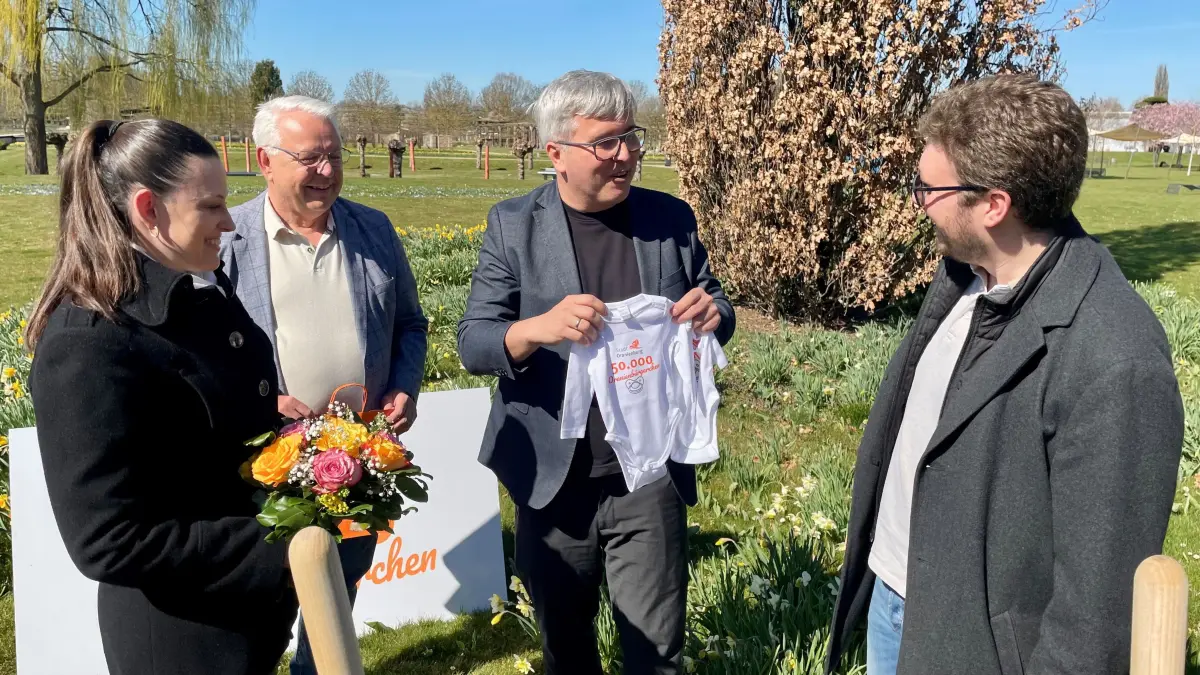Oranienburg, 50.000 Einwohner Leonard Dreher mit Eltern Viktoria und Sascha, im Schlosspark