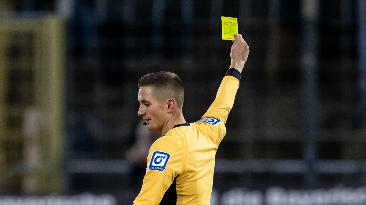 Schiedsrichter Felix Bickel leitet am Samstag die Partie TSV 1860 München gegen Energie Cottbus in der 3. Liga.