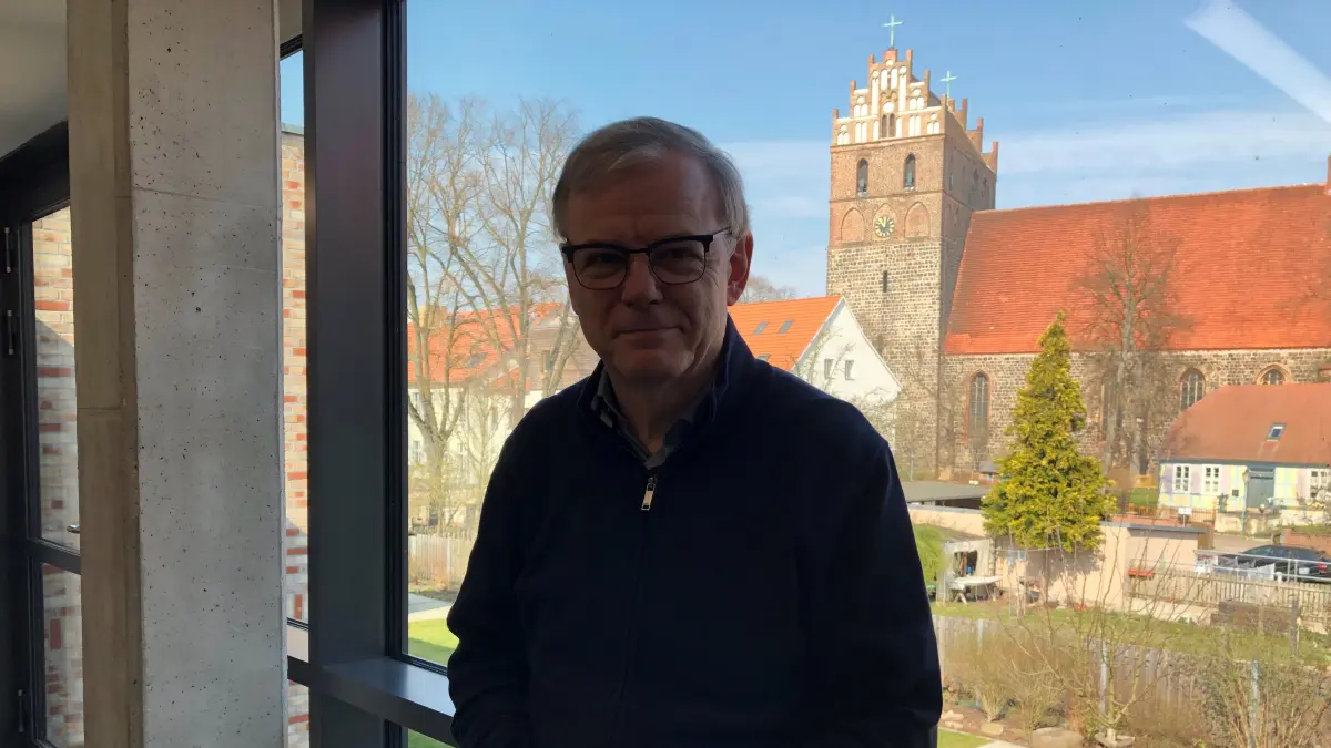 Reinhard Schmook ist Museumsleiter in Bad Freienwalde und ehrenamtlich Vorsitzender des Museumsbeirates in Angermünde. Er ist begeistert vom neuen, modernen Domizil des Angermünder Museums im Haus Uckermark. Doch das steht jetzt vor enormen Problemen.