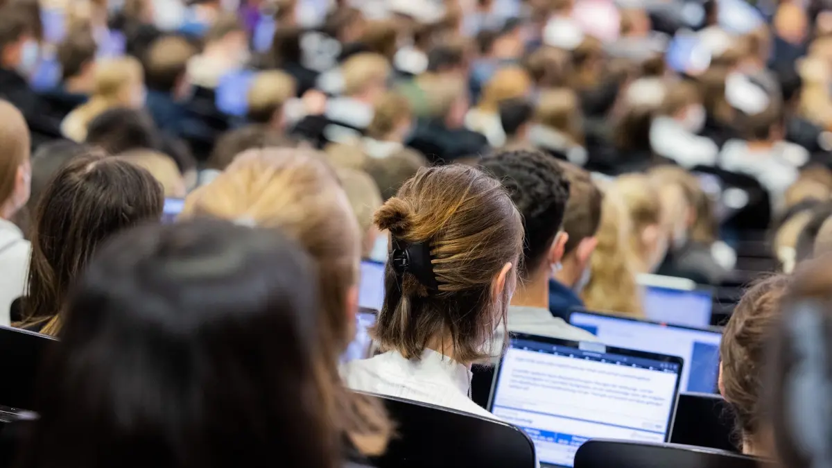 Studierende im Hörsaal einer Universität: ARCHIV - Laptop, Umzugskosten, Mietkaution: Die Studienstarthilfe soll bei ersten Ausgaben für das Studium helfen. (zu dpa: «1000 Euro Studienstarthilfe jetzt beantragen») Foto: Rolf Vennenbernd/dpa/dpa-mag - Honorarfrei nur für Bezieher des Dienstes dpa-Magazin +++ dpa-Magazin +++