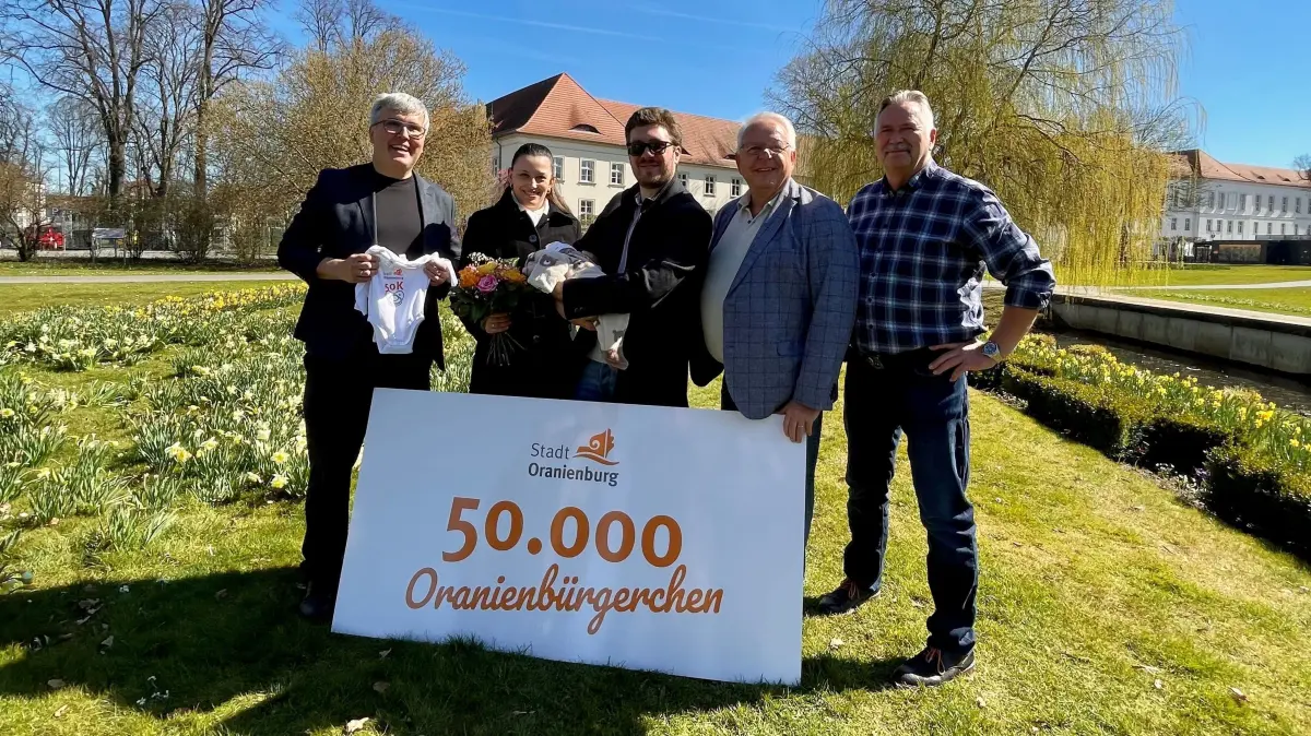 Oranienburg, 50.000 Einwohner Leonard Dreher mit Eltern Viktoria und Sascha, im Schlosspark