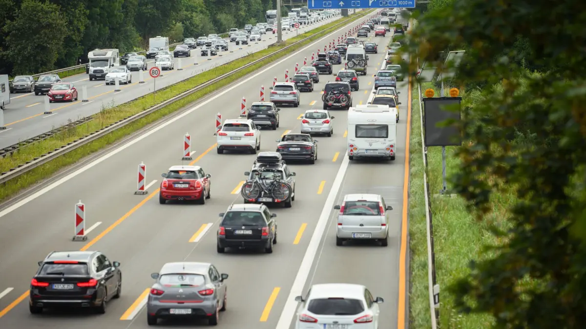 Autos fahren durch eine Baustelle auf der Autobahn: ARCHIV - Ungutes Gefühl in der Baustelle? Dann wechseln Sie lieber auf die rechte, breitere Spur. (zu dpa: «4 Tipps: So kommen Sie sicherer durch Autobahnbaustellen») Foto: Gregor Fischer/dpa/dpa-tmn - Honorarfrei nur für Bezieher des dpa-Themendienstes +++ dpa-Themendienst +++