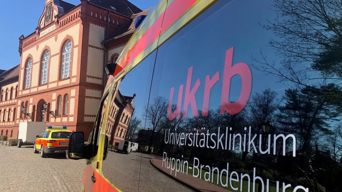 Blickt die in angeschlagene Universitätsklinik Neuruppin in eine glänzende Zukunft? Zumindest seien die Verluste deutlich reduziert worden, wie am Freitag, 4. April, UKRB-Geschäftsführer Alexander Lottis, mitteilte. Zudem wurden Investitionen in zweistelliger Millionenhöhe angekündigt.