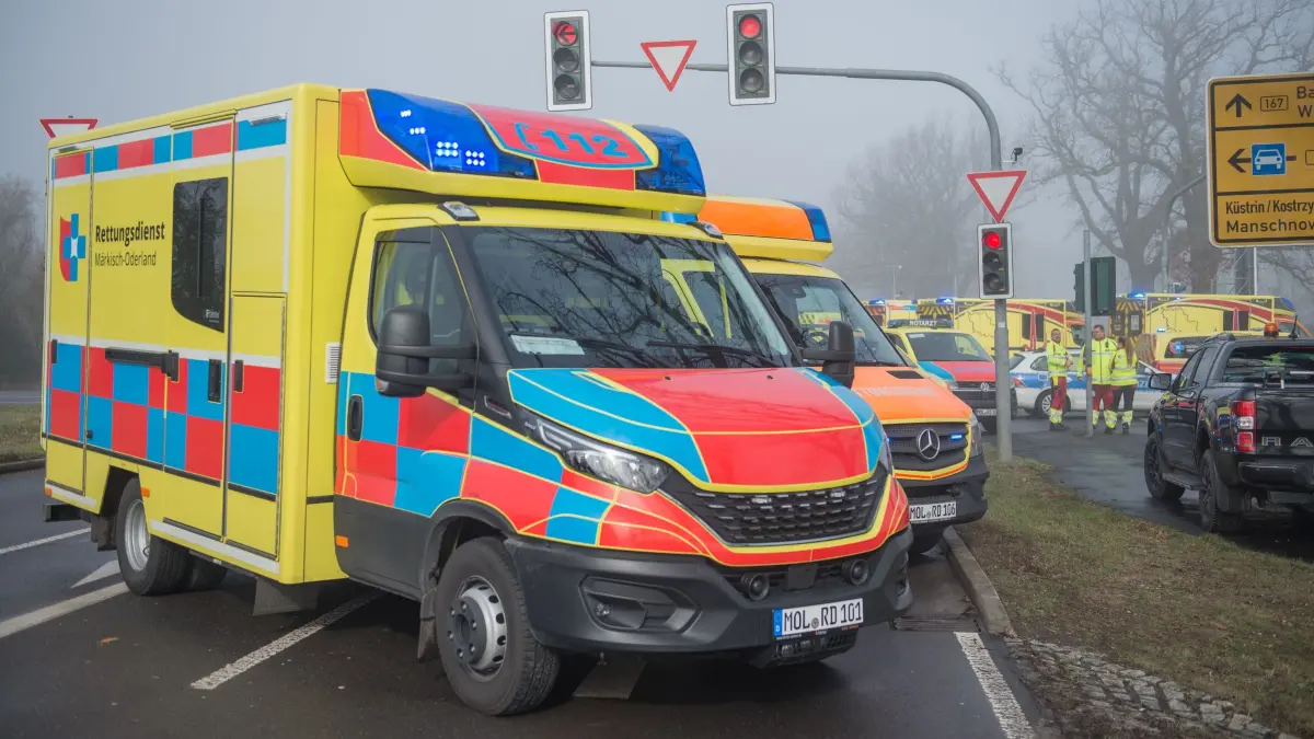 Großeinsatz des Rettungsdienstes im Februar 2024 bei Seelow: Um die kosten bei Einsatzfahrten des Rettungsdienstes wir aktuell zwischen Kreis MOL und den Krankenkassen verhandelt.