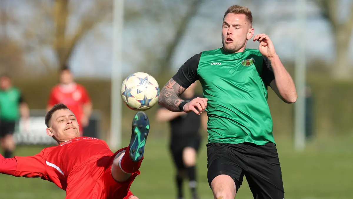 LK 21. ST VfB Gramzow - Rot-Wei? Sch?now 3:1: Gramzow, 05.04.2025, LK 21. ST VfB Gramzow - Rot-Wei? Sch?now 3:1, Daniel Langenstein (links) gegen Gramzows Pascal Lange (rechts)