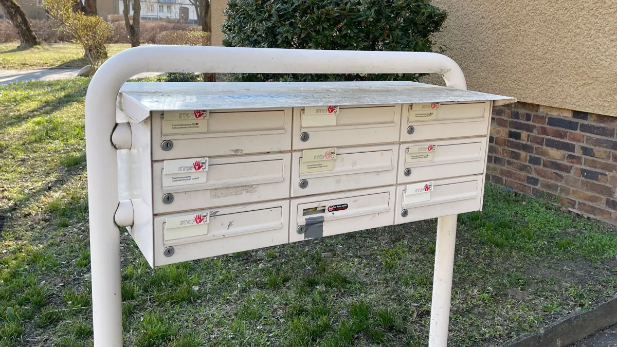 Zeichen für Leerstand in Eisenhüttenstadt: Die Briefkästen sind mit einer Sperre versehen.