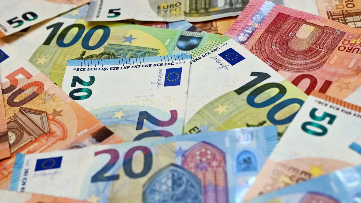 Haushalt Brandenburg: ARCHIV - 17.03.2021, Brandenburg, Sieversdorf: Eurobanknoten liegen auf einem Tisch. (zu dpa: «SPD-Fraktionschef weist Bedenken gegen Haushalt zurück») Foto: Patrick Pleul/dpa-Zentralbild/dpa +++ dpa-Bildfunk +++
