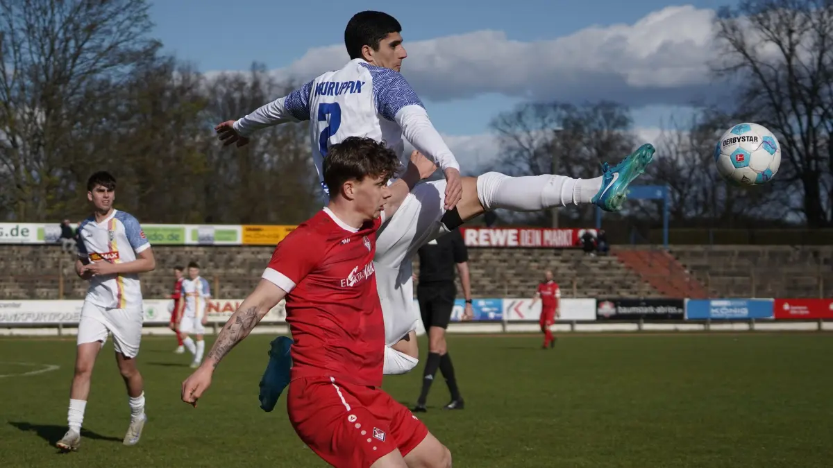 Fussball : Frankfurt an der Oder, Stadion, Fussball Brandenburgliga Punktspiel, 1. FC Frankfurt - MSV Neuruppin, Petro Dolhov über Leon Kammradt
FOTO BENK 05.04.2025