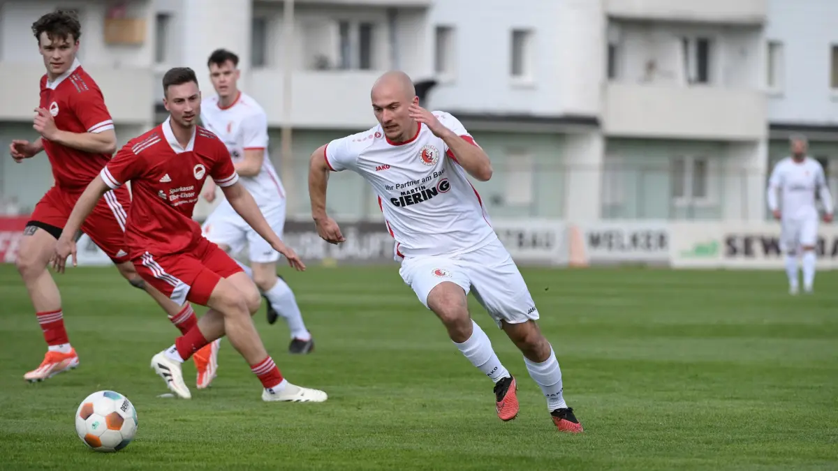 Fussball : Seelow, Fussball Landesliga Süd Punktspiel, Victoria Seelow - VfB Hohenleipisch, Cornel Böhme, Justin Matthäus, Lennard Flaig und Till Schubert v.l.
FOTO BENK 05.04.2025