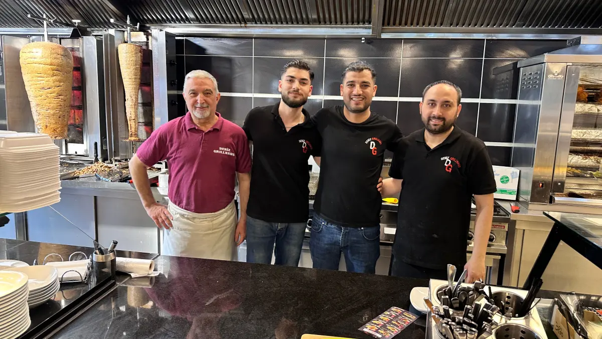 Das Team von Deniz Grillhaus in Niederlehme ist gut gelaunt. Kein Wunder, denn der Dönerladen ist bei den Kunden beliebt.