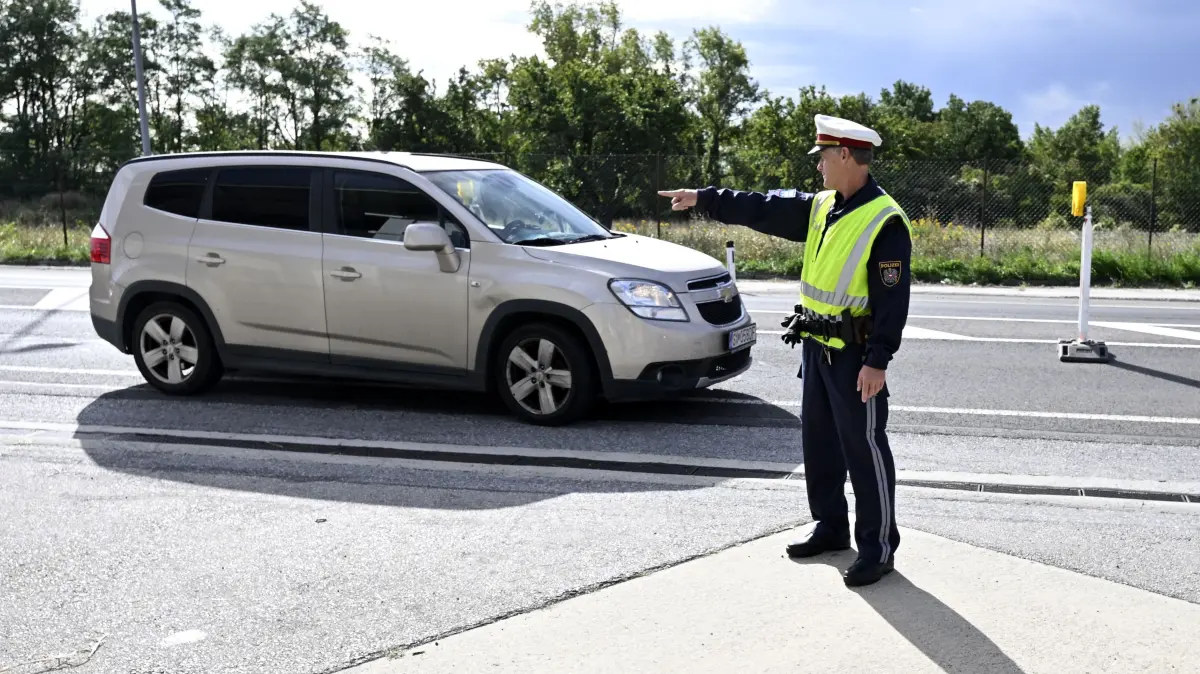 Polizisten kontrollieren Autofahrer am Grenzübergang Berg. Österreich führt in Absprache mit Tschechien und Polen Kontrollen an der Grenze zur Slowakei ein. Die drei Nachbarstaaten der Slowakei würden die Maßnahmen in der Nacht auf den 4. Oktober in Kraft setzen, kündigte der österreichische Innenminister Karner am 03.10.2023 an. +++ dpa-Bildfunk +++