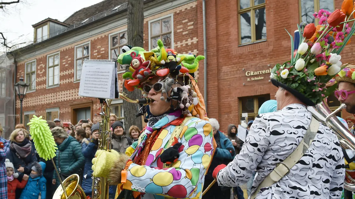 13.04.2019, Brandenburg, Potsdam: Bunt kostümierte Straßenmusiker spielen beim Tulpenfest im Holländische Viertel. Bis zum 14.04.2019 werden rund 15.000 Besucher erwartet. Foto: Bernd Settnik/dpa-Zentralbild/dpa +++ dpa-Bildfunk +++