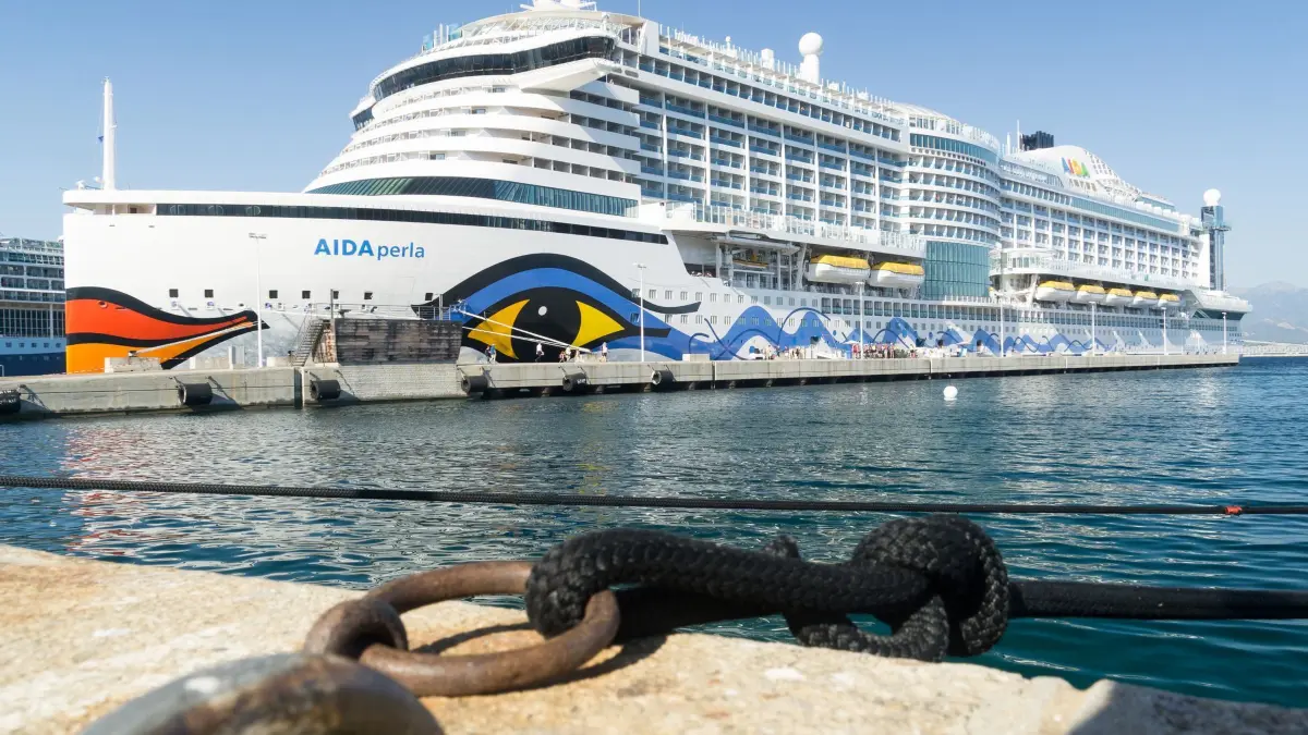 Kreuzfahrtschiff Aida Perla ankert im Hafen von Ajaccio: ARCHIV - Milliarden-Investition: Die Aida-Flotte wächst von 11 auf 13 Schiffe. (zu dpa: «Aida Cruises bestellt zwei neue Schiffe») Foto: Philipp Laage/dpa-mag - Honorarfrei nur für Bezieher des Dienstes dpa-Magazin +++ dpa-Magazin +++