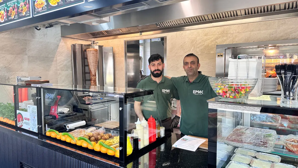 Die Betreiber des Emak Döners aus Zernsdorf haben innerhalb kürzester Zeit einen großen Kundenstamm aufgebaut. Beim Dönertest lieferte er sich ein knappes Rennen mit dem Zeesener Döner.