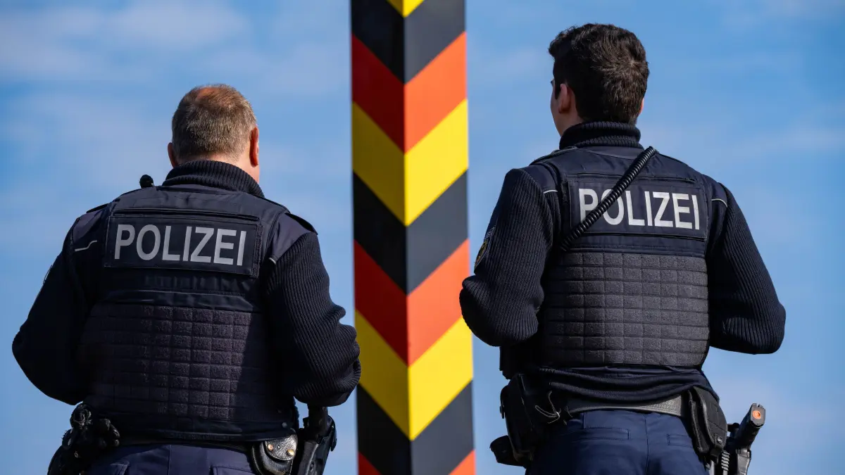 Zwei Bundespolizisten gehen im Grenzgebiet der EU-Binnengrenze zu Polen auf der Insel Usedom Streife. (zu dpa: «596 unerlaubte Einreisen an Grenze zu Mecklenburg-Vorpommern») +++ dpa-Bildfunk +++