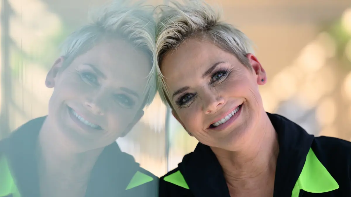 Inka Bause veröffentlicht Jubiläumsalbum: PRODUKTION - 28.03.2025, Sachsen, Leipzig: Die Sängerin und Fernsehmoderatorin Inka Bause lächelt bei einem Fototermin. Im April veröffentlicht Bause ihr großes Jubiläumsalbum „40 Jahre - 40 Songs“. Darin lässt die gebürtige Leipzigerin ihr turbulentes Leben im Rampenlicht Revue passieren. (zu dpa: «Inka Bause: Von der DDR-Hitparade zur RTL-Bauern-Kuppelshow») Foto: Hendrik Schmidt/dpa +++ dpa-Bildfunk +++