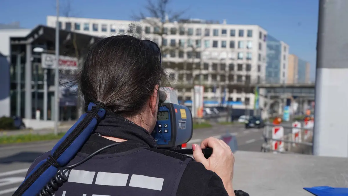 Polizei Blitzmarathon Stuttgart Heilbronnerstrasse auf hoehe Porsche unterhalb Pragstattel Polizei zeiht nur Raser aus dem Verkehr zur Kontrolle wieder dieser Mercedes SUV fuhr zu schnell statt 40 km-h fuhr mit 68 km-h in die Kamera der Polizei, Bussgeld und Punkte in Flensburg. Foto Andreas Rosar Fotoagentur-Stuttgart 09.04.2025