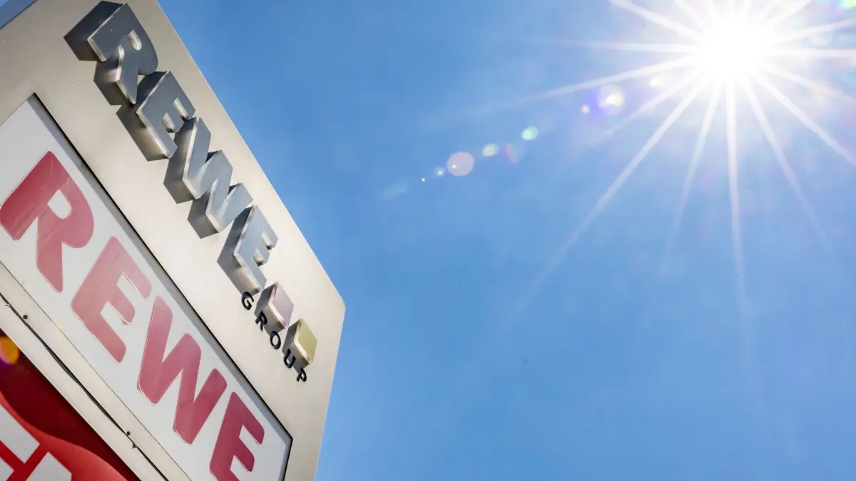 Interview mit Rewe-Chef Souque: PRODUKTION - 25.06.2024, Nordrhein-Westfalen, Köln: Ein Firmenschild der REWE Group steht vor der Firmenzentrale. (zu dpa: «Rewe-Chef: Kunden werden immer ungeduldiger») Foto: Thomas Banneyer/dpa +++ dpa-Bildfunk +++