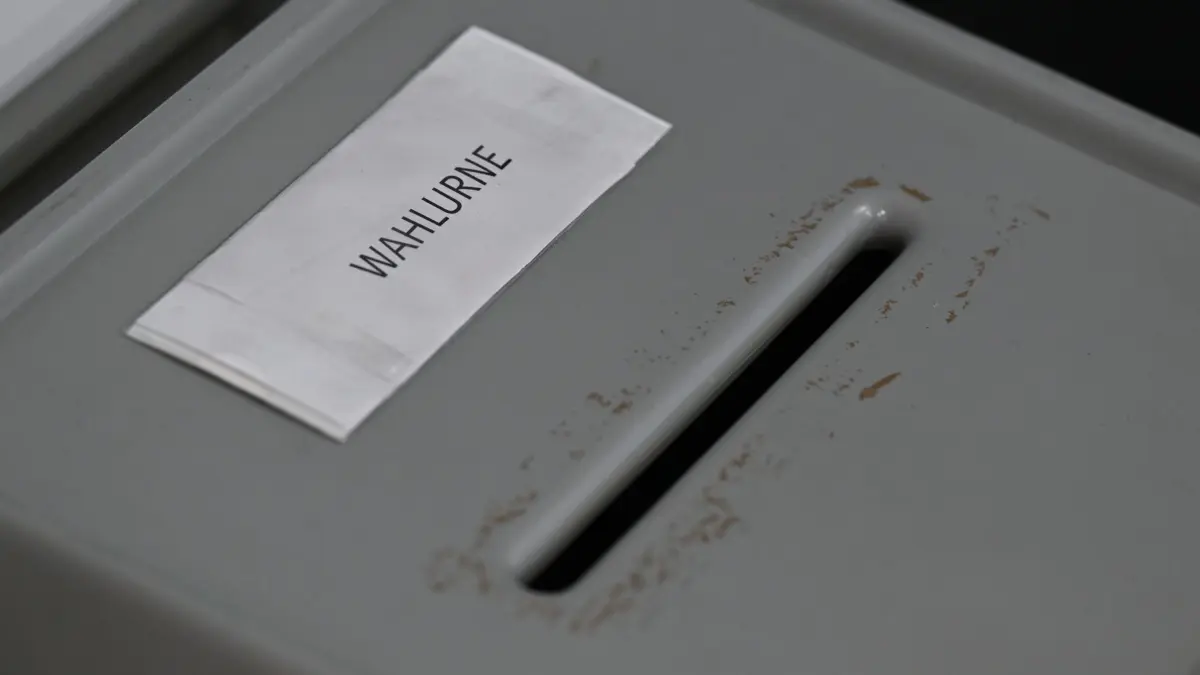PRODUKTION - 17.05.2024, Rheinland-Pfalz, Mainz: Eine Wahlurne steht im Briefwahlbüro der Stadt Mainz. (zu dpa: «Keine Mehrheit bei Landratswahl von Neustadt/Aisch-Bad Windsheim») Foto: Arne Dedert/dpa +++ dpa-Bildfunk +++