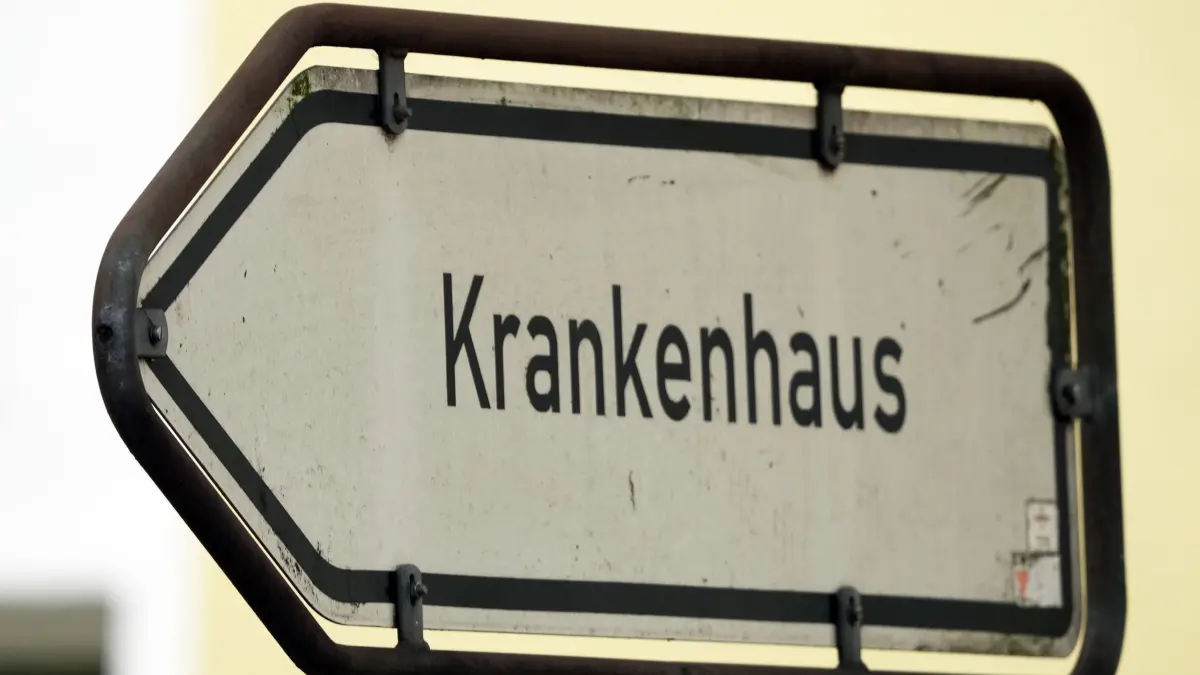 Weg zum Krankenhaus: ARCHIV - 06.11.2023, Brandenburg, Oranienburg: Ein Schild weist den Weg zu einem Krankenhaus. (zu dpa: «Insolvenz droht in Krankenhäusern in Angermünde und Prenzlau») Foto: Soeren Stache/dpa +++ dpa-Bildfunk +++