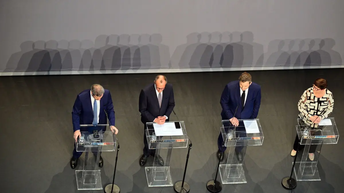 Koalitionsverhandlungen von Union und SPD abgeschlossen: 09.04.2025, Berlin: Markus Söder (l-r), Ministerpräsident von Bayern und CSU-Vorsitzender, Friedrich Merz, Unions-Kanzlerkandidat und CDU-Bundesvorsitzender, Lars Klingbeil, SPD-Fraktions- und Bundesvorsitzender, und Saskia Esken, SPD-Bundesvorsitzende, geben eine Pressekonferenz der Parteivorsitzenden von Union und SPD zur Vorstellung des Koalitionsvertrages im Paul-Löbe-Haus. Foto: Sebastian Christoph Gollnow/dpa +++ dpa-Bildfunk +++