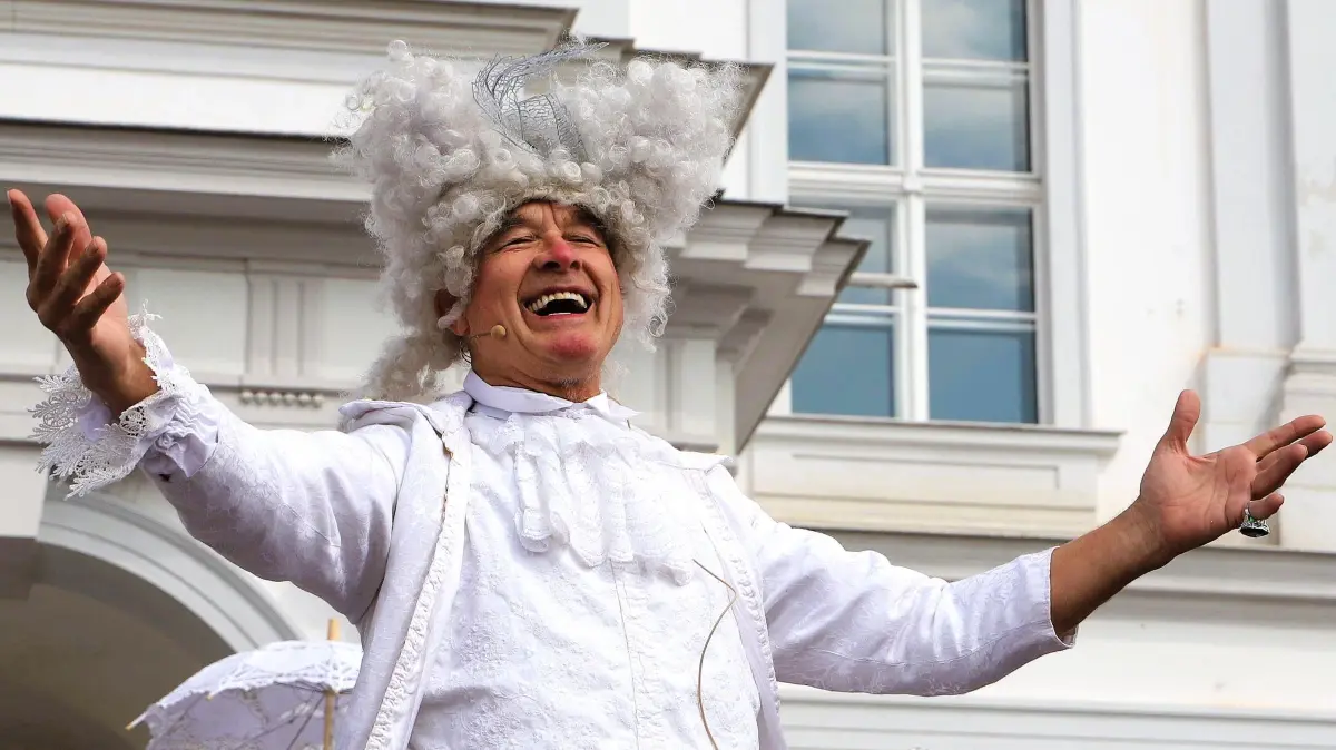 Orangefest: Nach 2 Jahren Corona-Pause feiert Oranienburg am 24. April 2022 wieder das Orangefest (Tag in Orange) und seine niederländischen Wurzeln am Schloss und im Schlosspark, Artistokraten, Martin van Bracht, Vivienne Netzeband, Gerit Gloede, Alexander Laesicke, Holzschuhe der Salland Group, Band The Ants, Foto: Marco Winkler