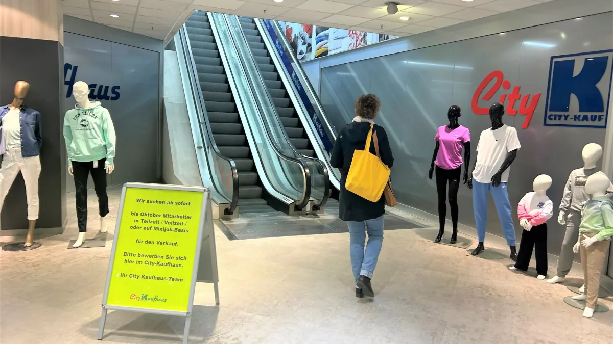 Stellenangebot an der Rolltreppe: Das City-Kaufhaus in der Rathauspassage von Eberswalde sucht Verkaufspersonal. Die Jobs sind bis Ende Oktober befristet.