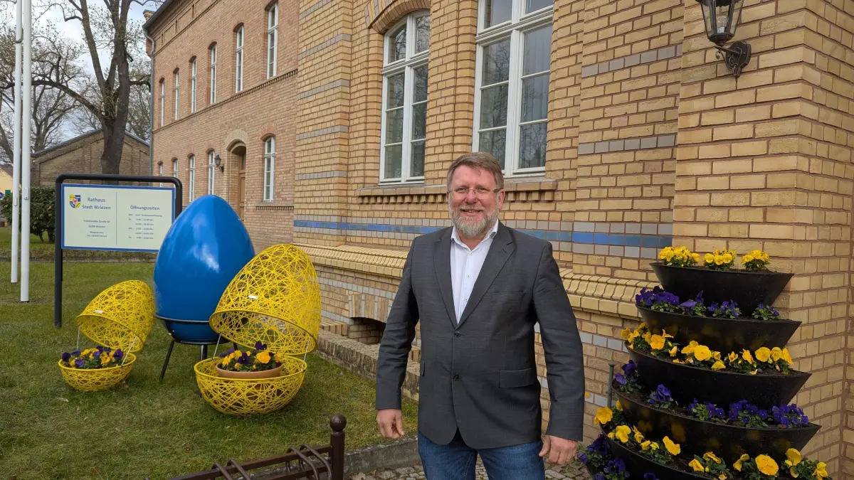 Vor seiner derzeitigen Wirkungsstätte: Karsten Ilm (CDU), seit 2017 Bürgermeister von Wriezen, am Rathaus in Wriezen. Er will Bürgermeister der Oderbruchstadt bleiben.
