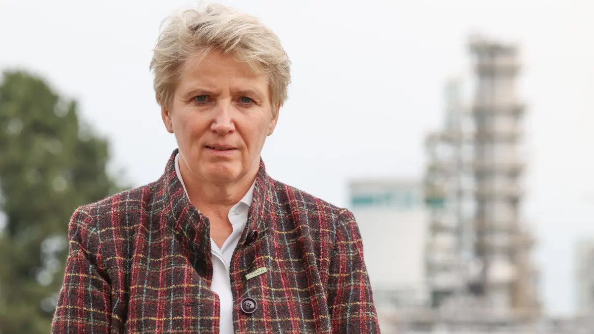 Landrätin Karina Dörk aus der Uckermark: ARCHIV - 02.01.2023, Brandenburg, Schwedt/Oder: Karina Dörk, Landrätin, steht in der PCK-Raffinerie. (zu dpa: «Gesellschaft: Insolvenz von Kliniken in Uckermark abgewendet») Foto: Joerg Carstensen/dpa +++ dpa-Bildfunk +++