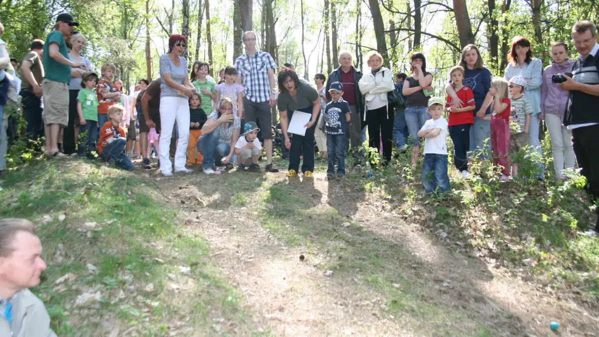 Eier-Rollen in Gölsdorf: Der Gaudi-Wettbewerb lockte schon 2011 die Familien in den Wald. Auch Ostersonntag findet das Spektakel wieder statt.