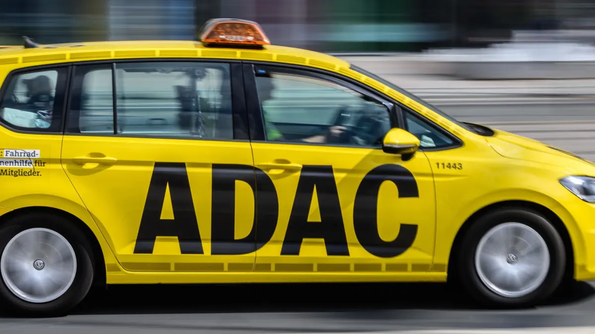 ARCHIV - 23.05.2024, Sachsen, Dresden: Ein ADAC Fahrzeug für die Pannenhilfe fährt durch die Innenstadt. (Aufnahme mit langer Belichtungszeit) (zu dpa: «ADAC: E-Autos haben viel seltener Pannen als Verbrenner») Foto: Robert Michael/dpa +++ dpa-Bildfunk +++
