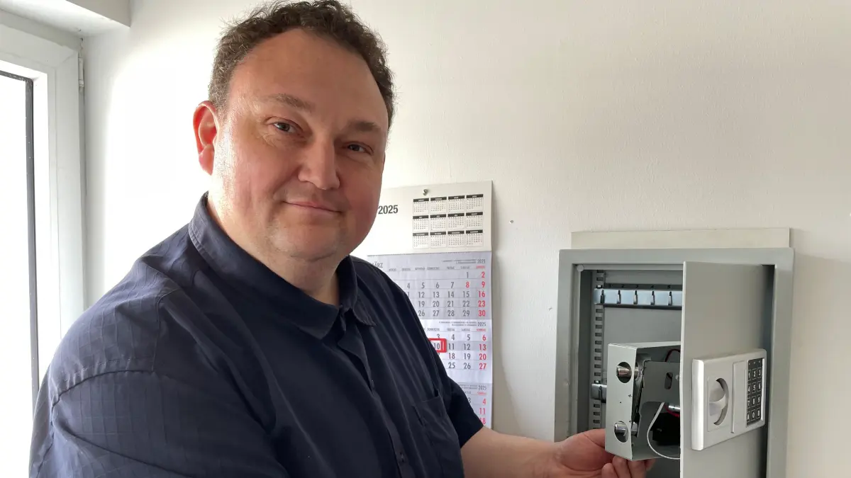 Peter Raske, Geschäftsführer der Tafel Bernau, vor einem beim Einbruch geknackten Tresor
