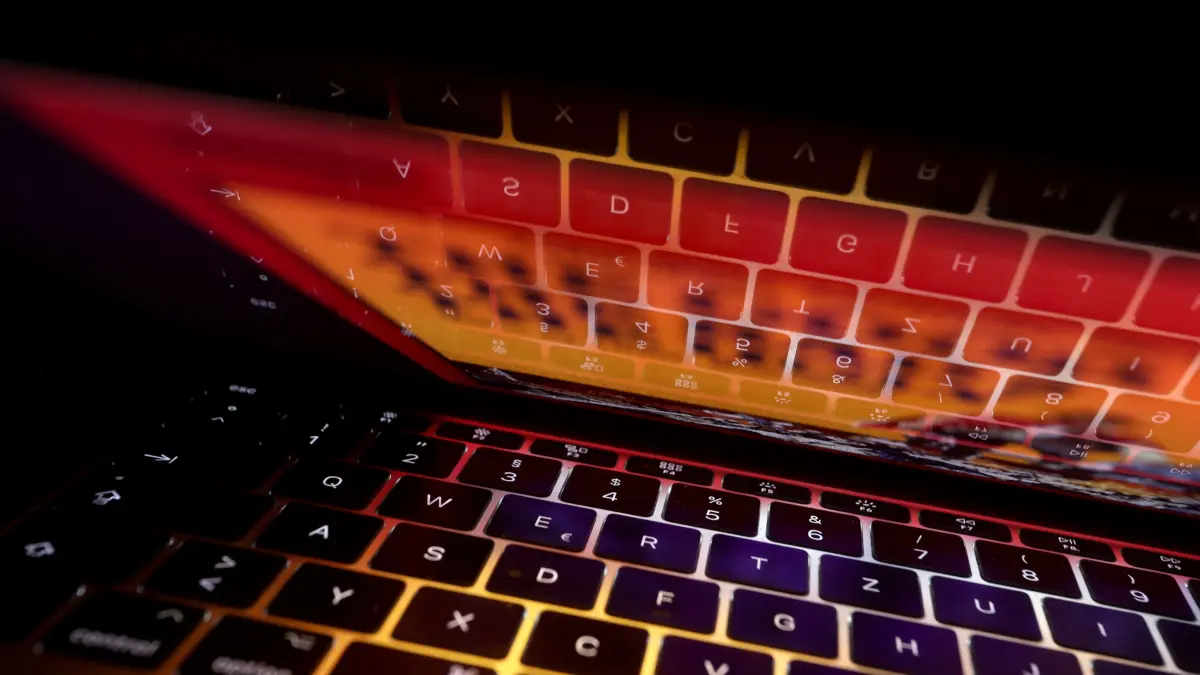 Die Tastatur eines Laptops spiegelt sich in dessen Bildschirm. (zu dpa: «Mehr Verurteilte wegen Erwerbs von Kinderpornografie») +++ dpa-Bildfunk +++